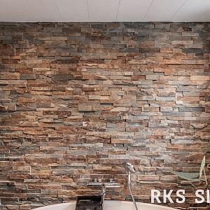 Эффектная 3D мозаика из натурального камня RKS SLATE “Rusty Slate Rockface”, имитирующая необработанную каменную кладку с выразительной текстурой и терракотовыми оттенками, для уникальной отделки стен в ванной.