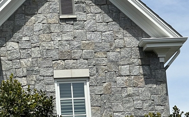 Облицовка фасада натуральным камнем кварцит Silver Grey
