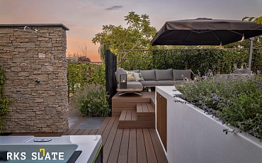 Декоративный камень RKS SLATE Кварцит Sesame Yellow Country и террасная доска ДПК Bamberg, African Bubinga в ландшафтом дизайне