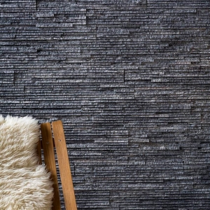 Натуральный камень в интерьере 3D мозаика из камня RKS SLATE Кварцит Black Quartz Pencil