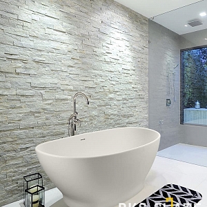 Изображение интерьера ванной комнаты с использованием 3D панелей RKS SLATE White Quartz Classic, имитирующих текстуру натурального белого кварца