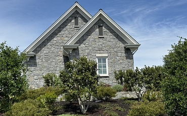 Облицовка фасада натуральным камнем кварцит Silver Grey