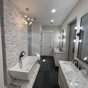 Современные 3D панели из натурального белого кварцита RKS SLATE “White Quartz Classic”, предназначенные для стильной отделки стен в ванной комнате. Изображение демонстрирует объемную рельефную текстуру камня