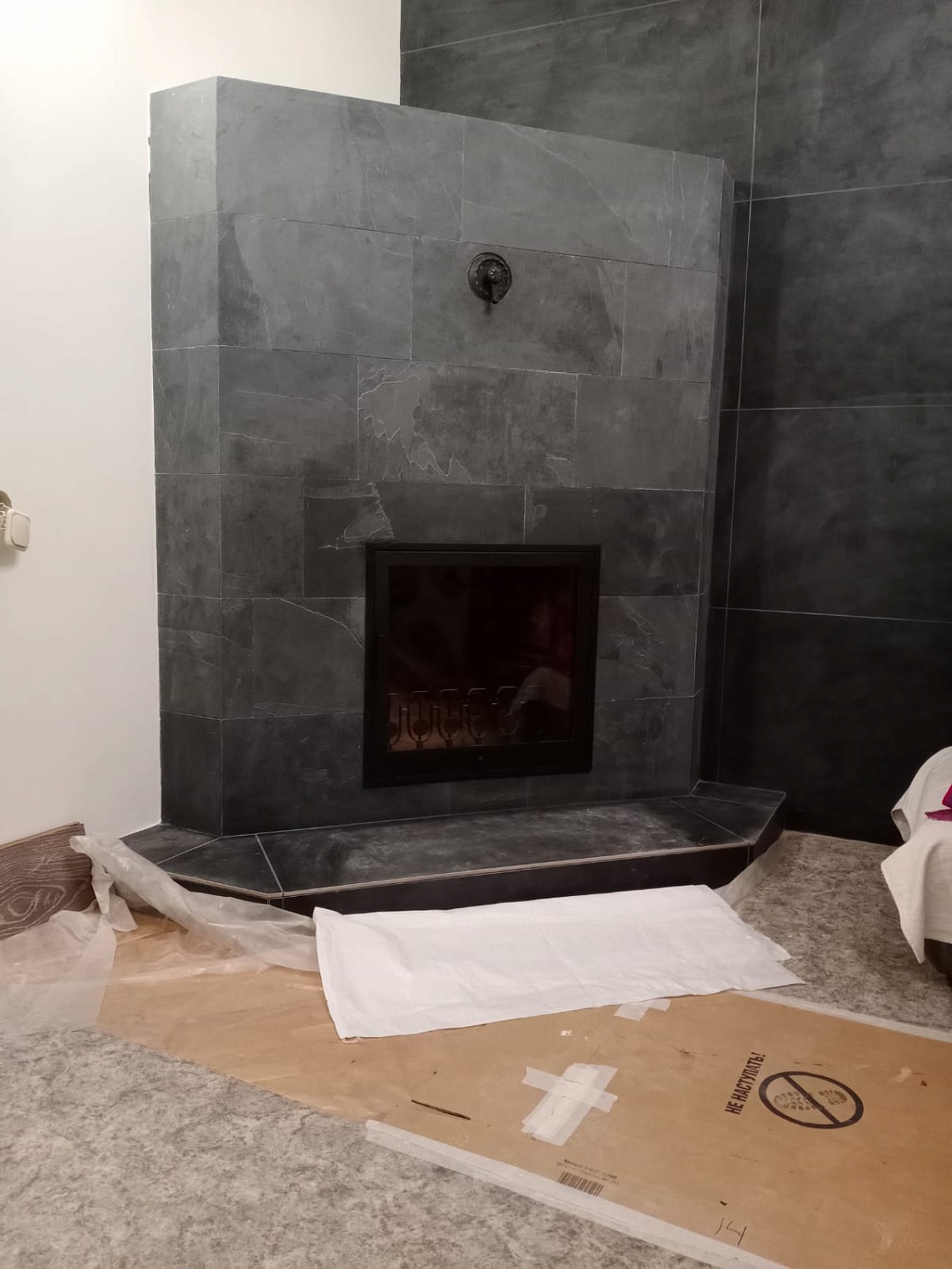 Эффектный контраст с помощью сланцевой плитки RKS Slate Brazil Black Natural