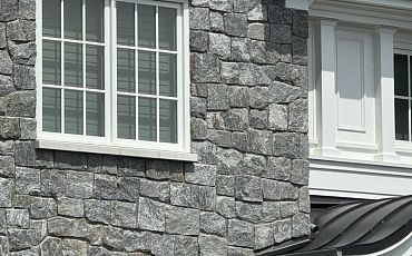 Облицовка фасада натуральным камнем кварцит Silver Grey