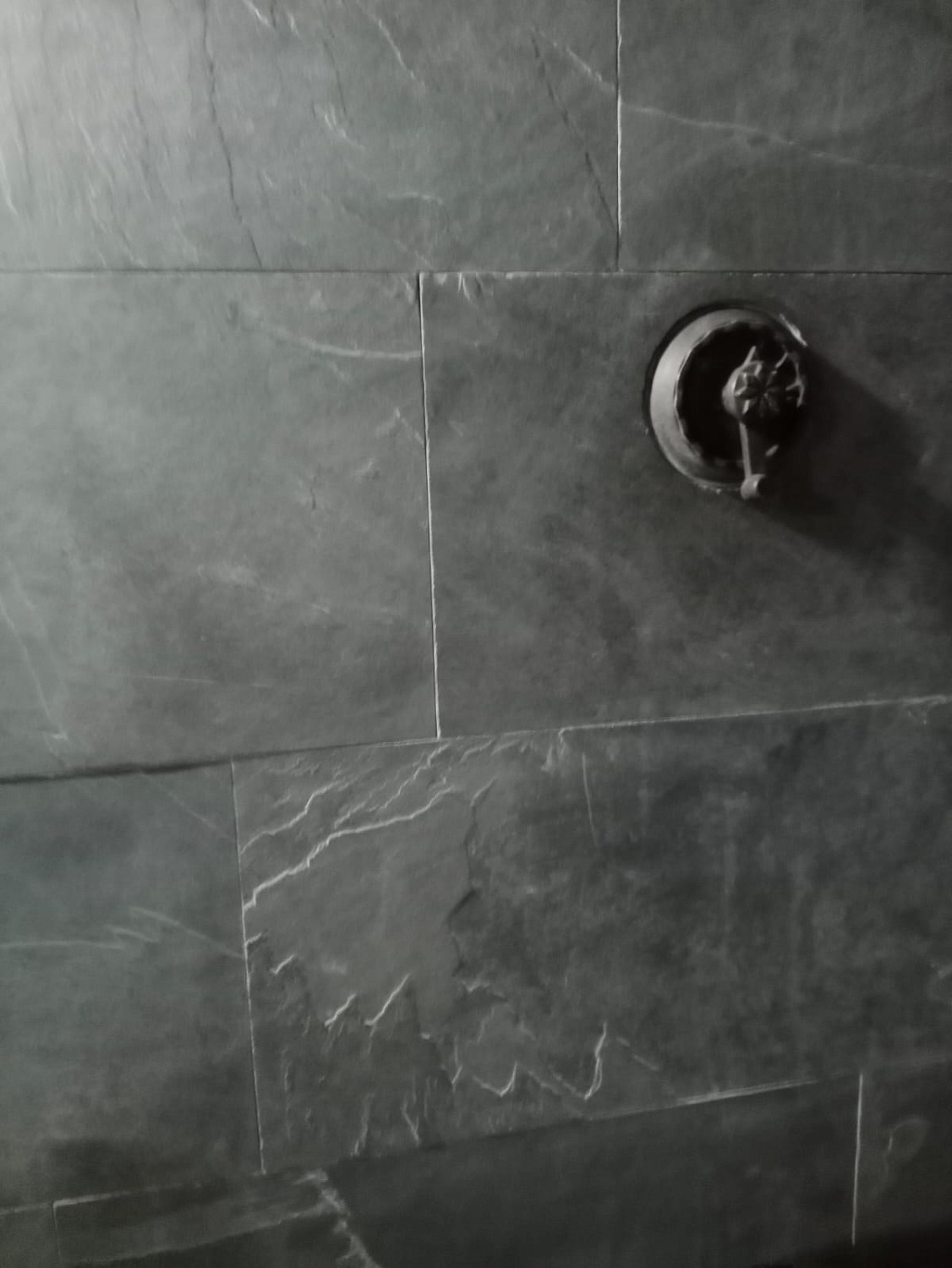 Эффектный контраст с помощью сланцевой плитки RKS Slate Brazil Black Natural