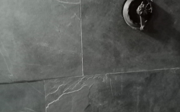 Эффектный контраст с помощью сланцевой плитки RKS Slate Brazil Black Natural