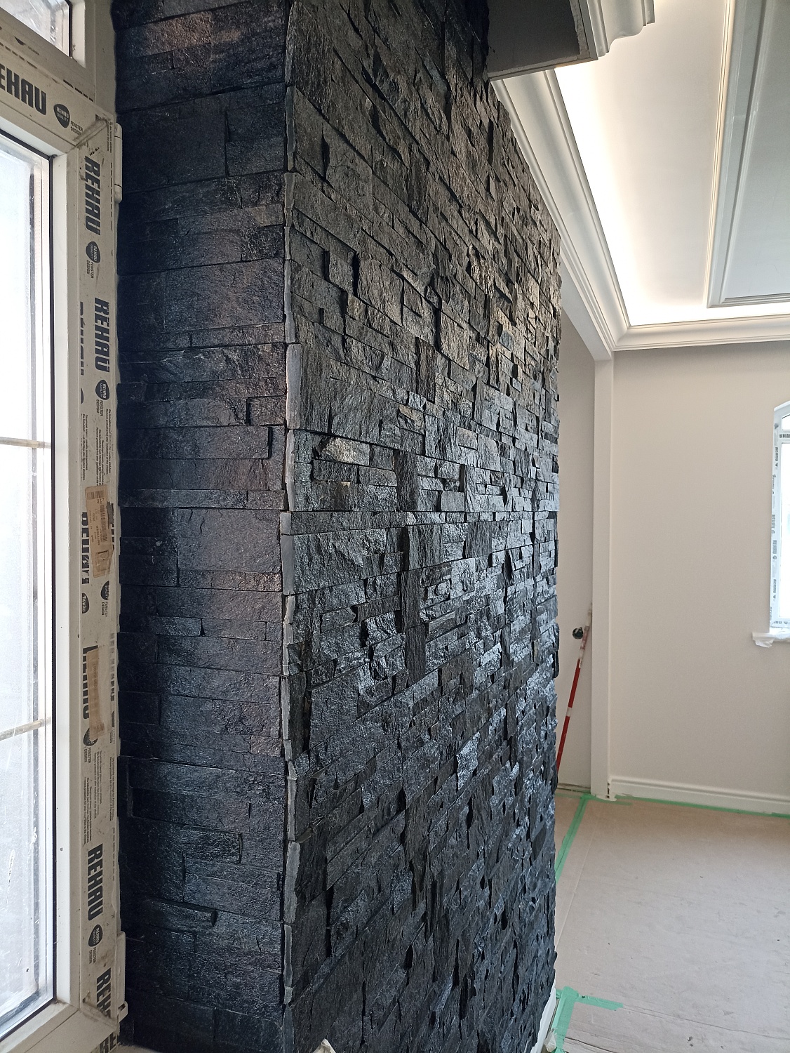 Современный акцент в интерьере с помощью 3D панелей RKS SLATE Кварцит Black Quartz Modern