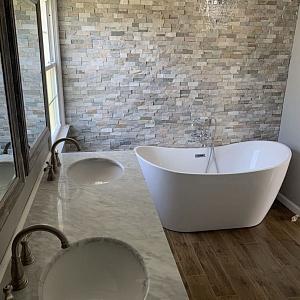 Фотография ванной комнаты, где акцент сделан на 3D панели RKS SLATE Beige Slate Classic.