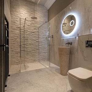 Крупный план текстуры белых кварцевых 3D панелей RKS SLATE White Quartz Classic, демонстрирующий натуральный камень в современном дизайне ванной комнаты.