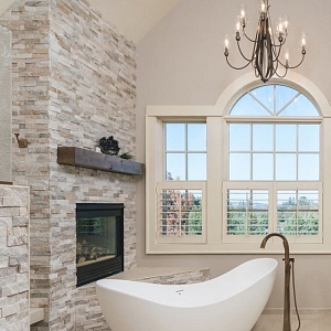 Стильная ванная комната с 3D панелями RKS SLATE, имитирующими бежевый сланец Classic.