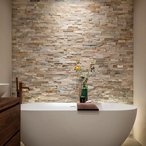 Ванная комната, облицованная 3D панелями RKS SLATE, имитация натурального бежевого сланца.