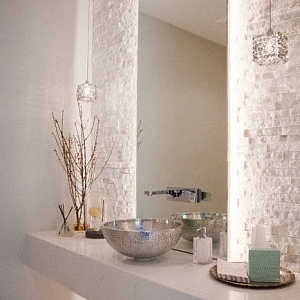 Фотография современной ванной комнаты, отделанной 3D панелями RKS SLATE White Quartz Classic с текстурой белого кварцита.