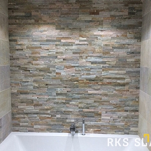 Привлекательный вид ванной комнаты с 3D панелями RKS SLATE, имитирующими натуральный бежевый сланец.