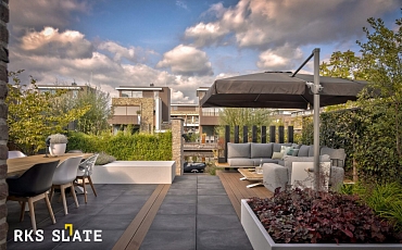 Декоративный камень RKS SLATE Кварцит Sesame Yellow Country и террасная доска ДПК Bamberg, African Bubinga в ландшафтом дизайне