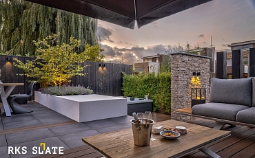 Декоративный камень RKS SLATE Кварцит Sesame Yellow Country и террасная доска ДПК Bamberg, African Bubinga в ландшафтом дизайне