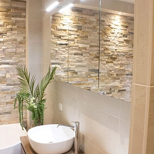 Деталь интерьера ванной: 3D панели RKS SLATE, цвет Beige Slate Classic, создают элегантный вид.