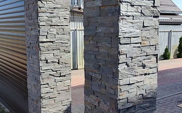 Применение 3D панелей из натурального камня RKS SLATE Кварцит Rustic Classic Z для облицовки столбов забора с. Семилуки Воронежская область 
