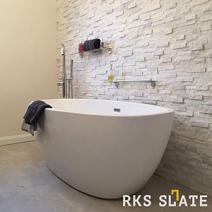 Изысканная 3D панель RKS SLATE White Quartz Classic, имитирующая натуральный белый кварцит, создает утонченный и светлый интерьер ванной комнаты.