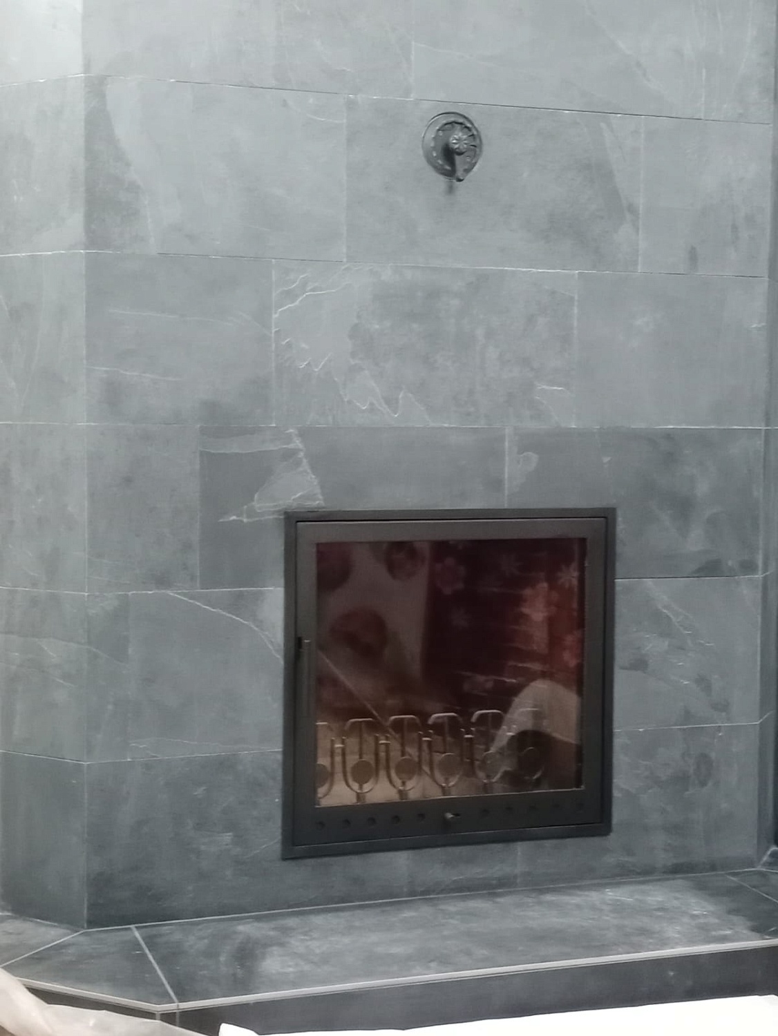 Эффектный контраст с помощью сланцевой плитки RKS Slate Brazil Black Natural