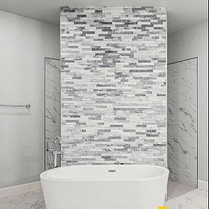 Стильная ванная комната, демонстрирующая текстуру и рельеф 3D панелей RKS SLATE с дизайном Мрамор Cloudy Grey Classic