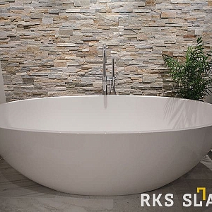 Крупный план 3D панелей RKS SLATE с текстурой бежевого сланца в оформлении ванной.