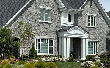 Облицовка фасада натуральным камнем кварцит Silver Grey