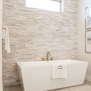 Белые кварцевые 3D панели RKS SLATE White Quartz Classic в дизайне современной ванной комнаты.