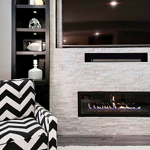 Декоративный камень в интерьере гостиной — 3D панели RKS SLATE Кварцит White Quartz Classic