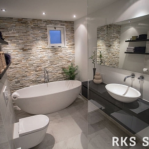 Эффектный дизайн ванной с использованием 3D панелей RKS SLATE, имитирующих бежевый сланец
