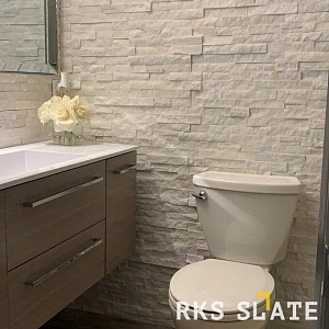 Изысканная ванная комната с 3D панелями RKS SLATE White Quartz Classic, придающими интерьеру утонченность белого кварцита.