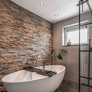 Отделка стен: 3D мозаика из натурального сланца RKS SLATE “Rusty Slate Rockface” с рельефной поверхностью “Rockface” для ванных комнат.