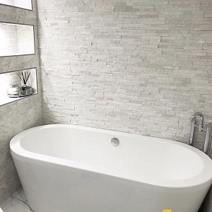 Современные 3D панели из натурального белого кварцита RKS SLATE “White Quartz Classic”, предназначенные для стильной отделки стен в ванной комнате. Изображение демонстрирует объемную рельефную текстуру камня