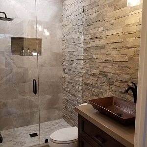 Интерьер ванной комнаты с 3D панелями из натурального белого кварцита RKS SLATE Shimla White Natural. Показана текстура камня и объемный рельеф, создающие современный и стильный дизайн.